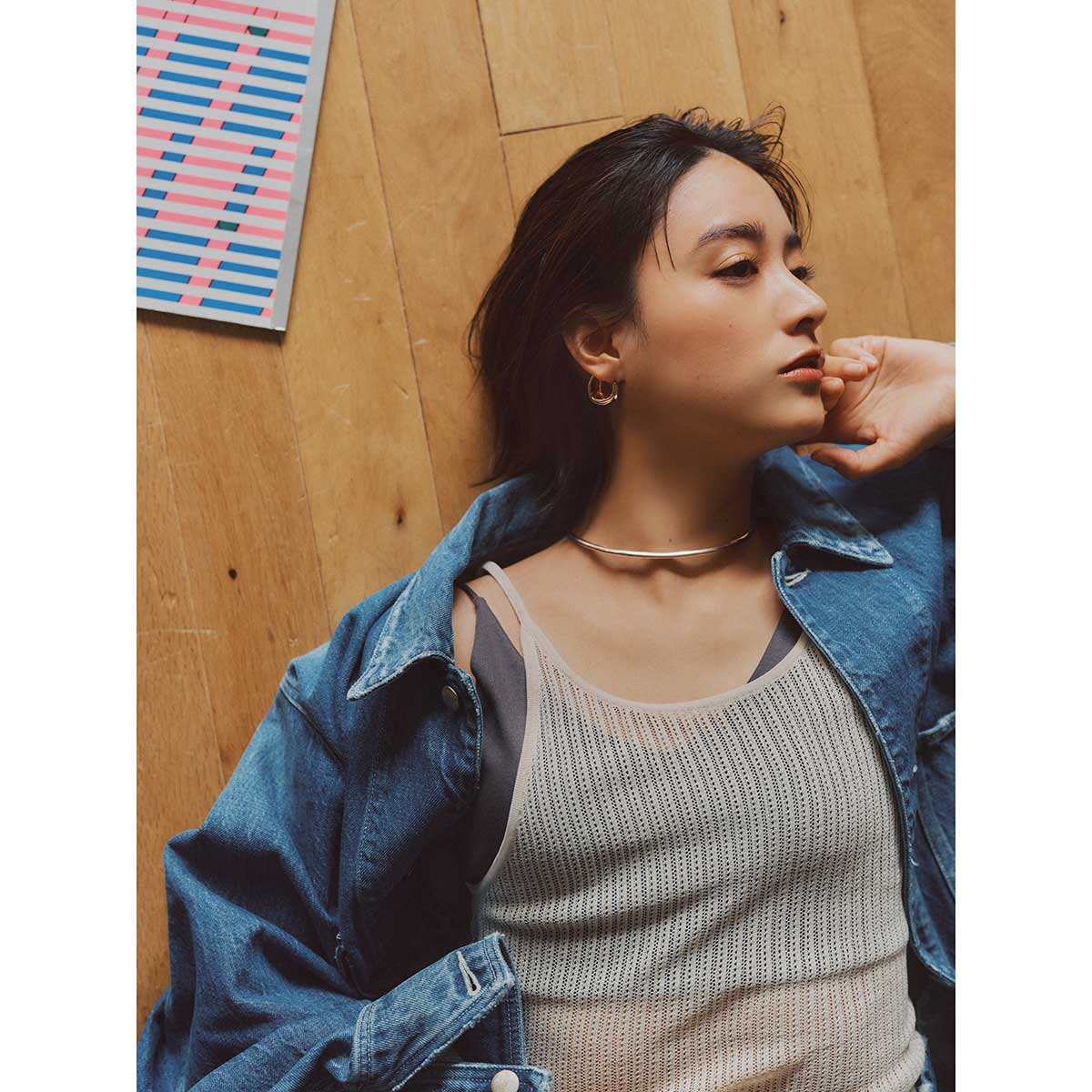 デニムジャケットとシルバージュエリー