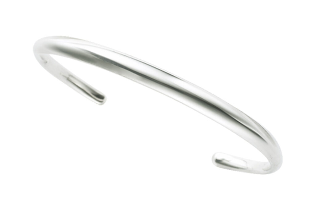 シンプルなシルバーバングル