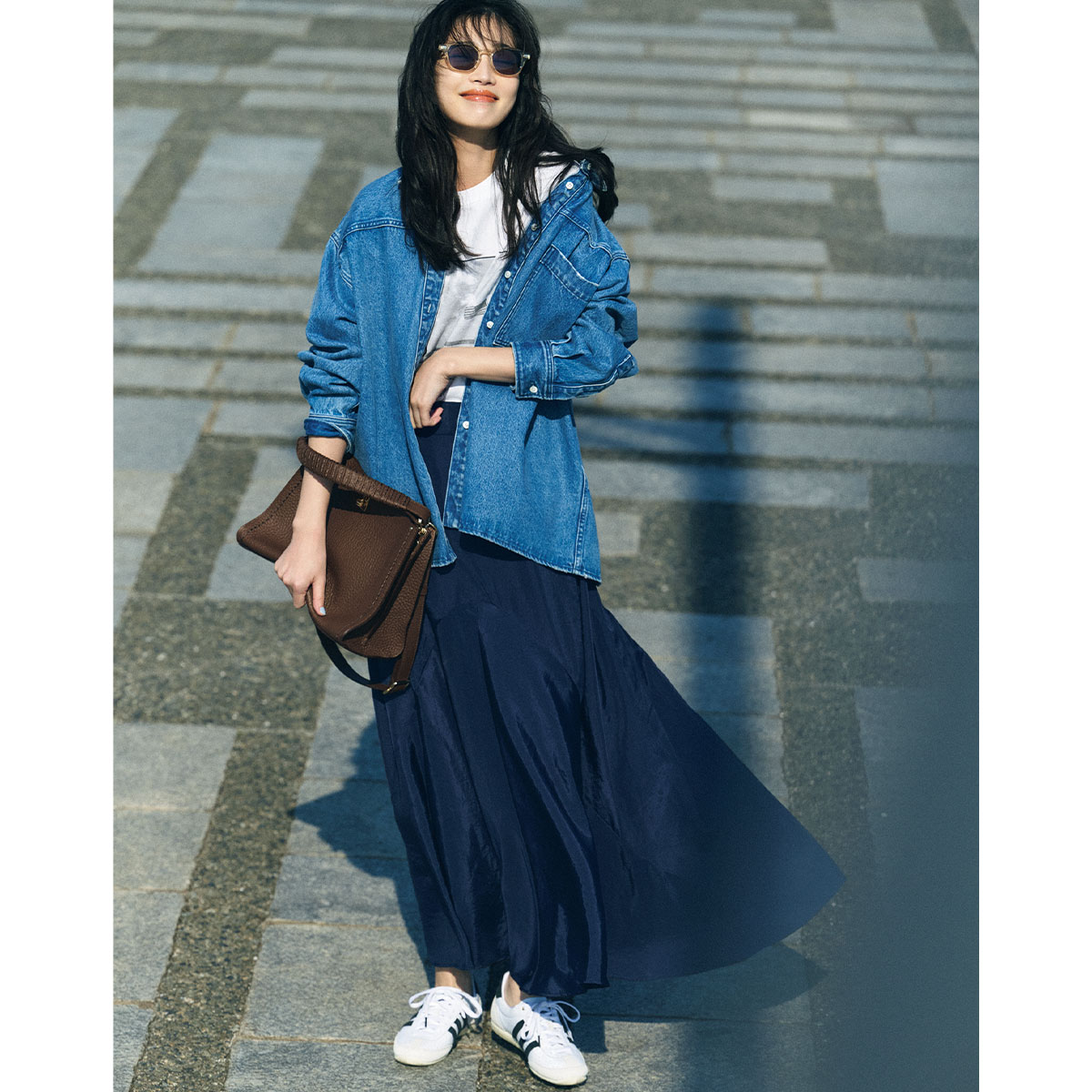 デニムシャツとスカートにサンバの“JAPAN”のコーデ
