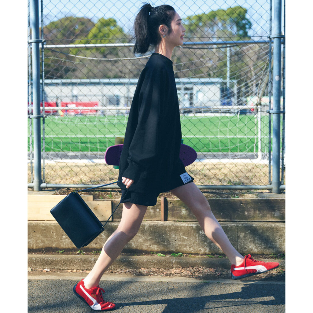 上下モノトーンに赤のスピードキャットのコーデ