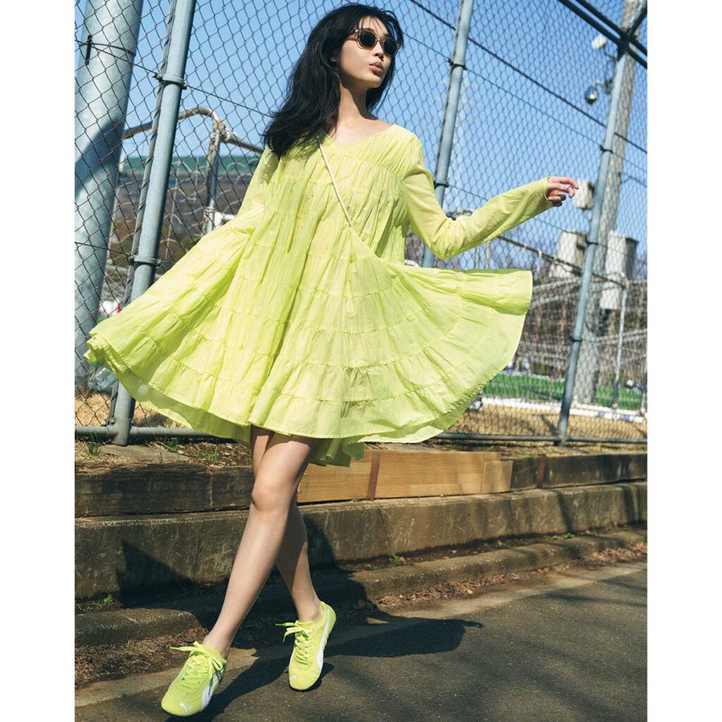 キレイ色フレアワンピにスピードキャットのコーデ