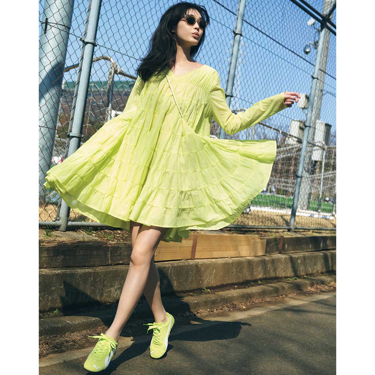 キレイ色フレアワンピにスピードキャットのコーデ