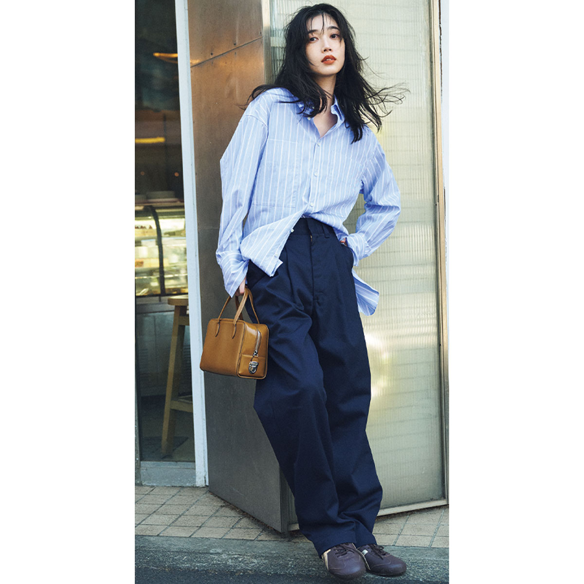 ブルーのワントーンコーデにブラウンスニーカーのコーデ,ブラウンのメキシコスニーカー