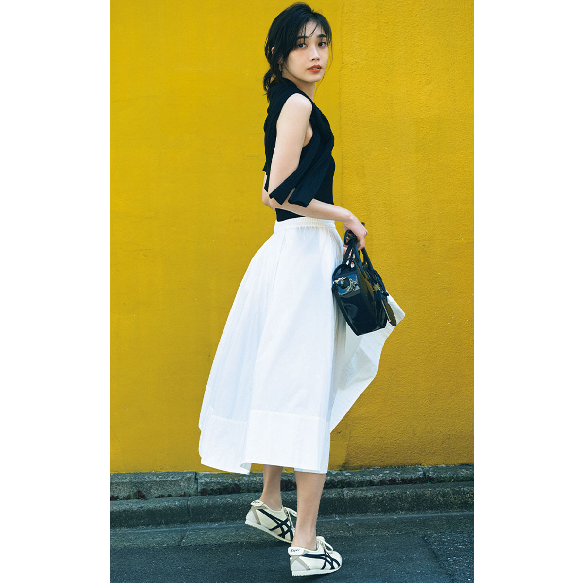 白スカートにモノトーンのメキシコのコーデ