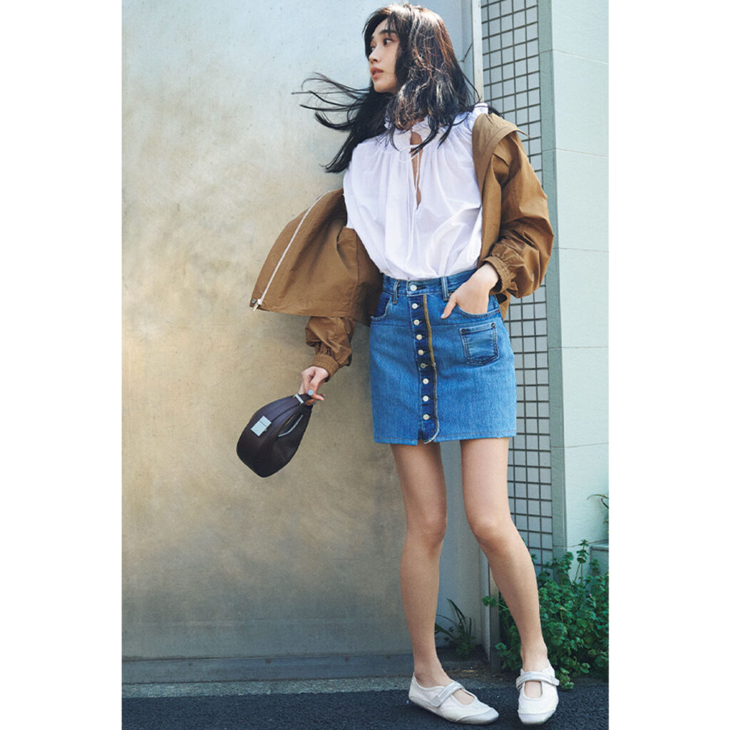 デニムスカートとバレエスニーカーのコーデ,大人のミニ丈コーデ