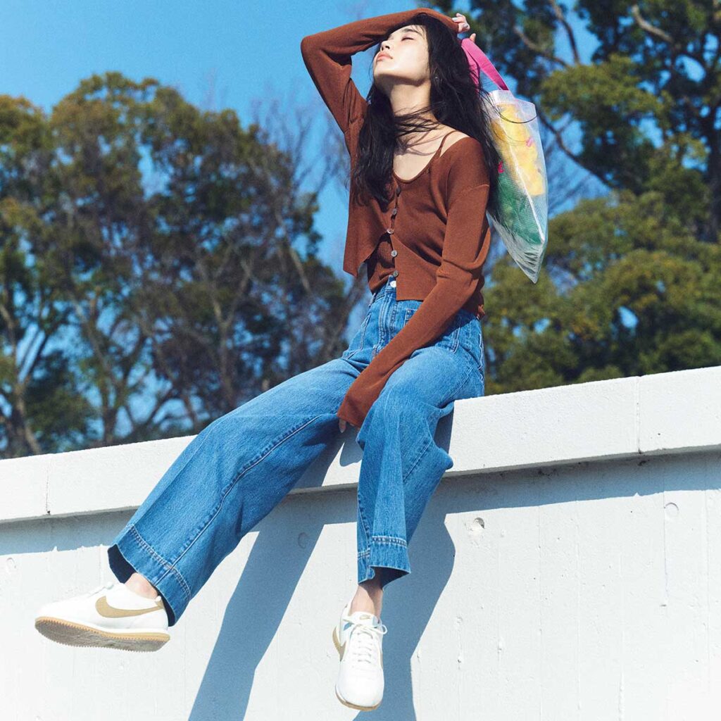 ブラウントップスとデニムにナイキのコルテッツのコーデ