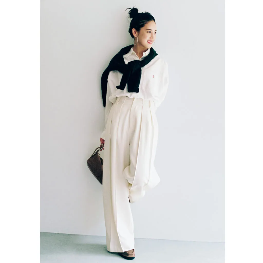 白シャツ×白パンツにブラックのニットを肩掛けしたおすすめの白コーデ