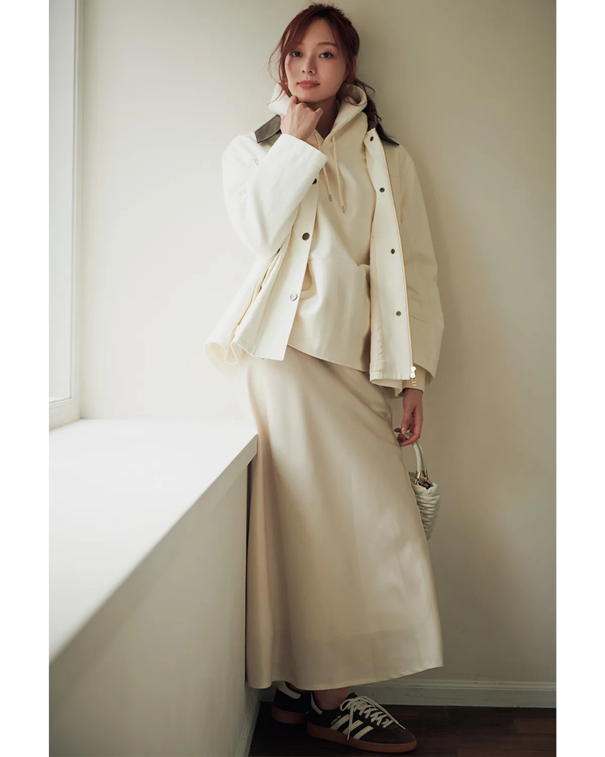 白ブルゾン×白パーカー×白スカートの白コーデ