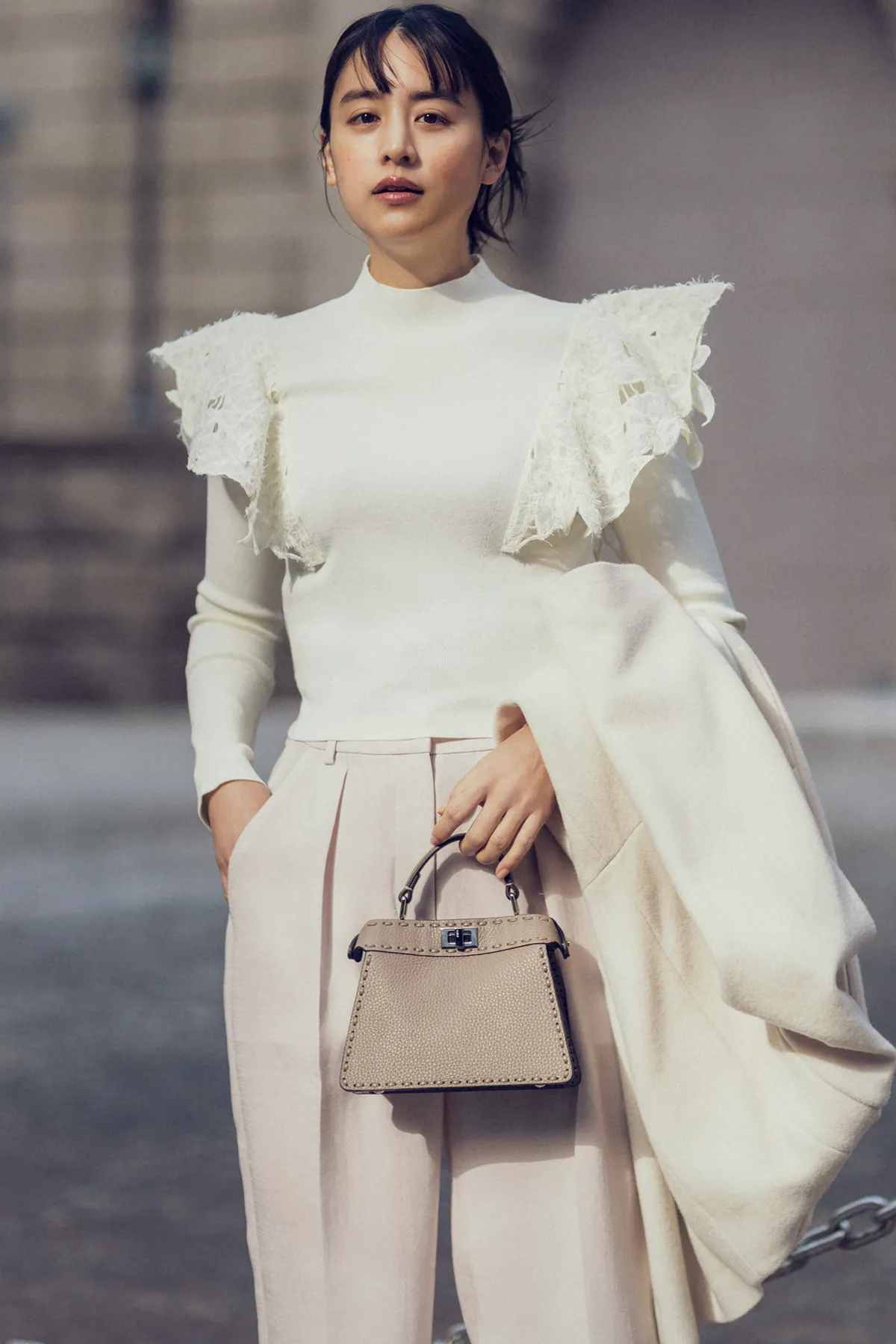 白ニット×白パンツの白コーデ