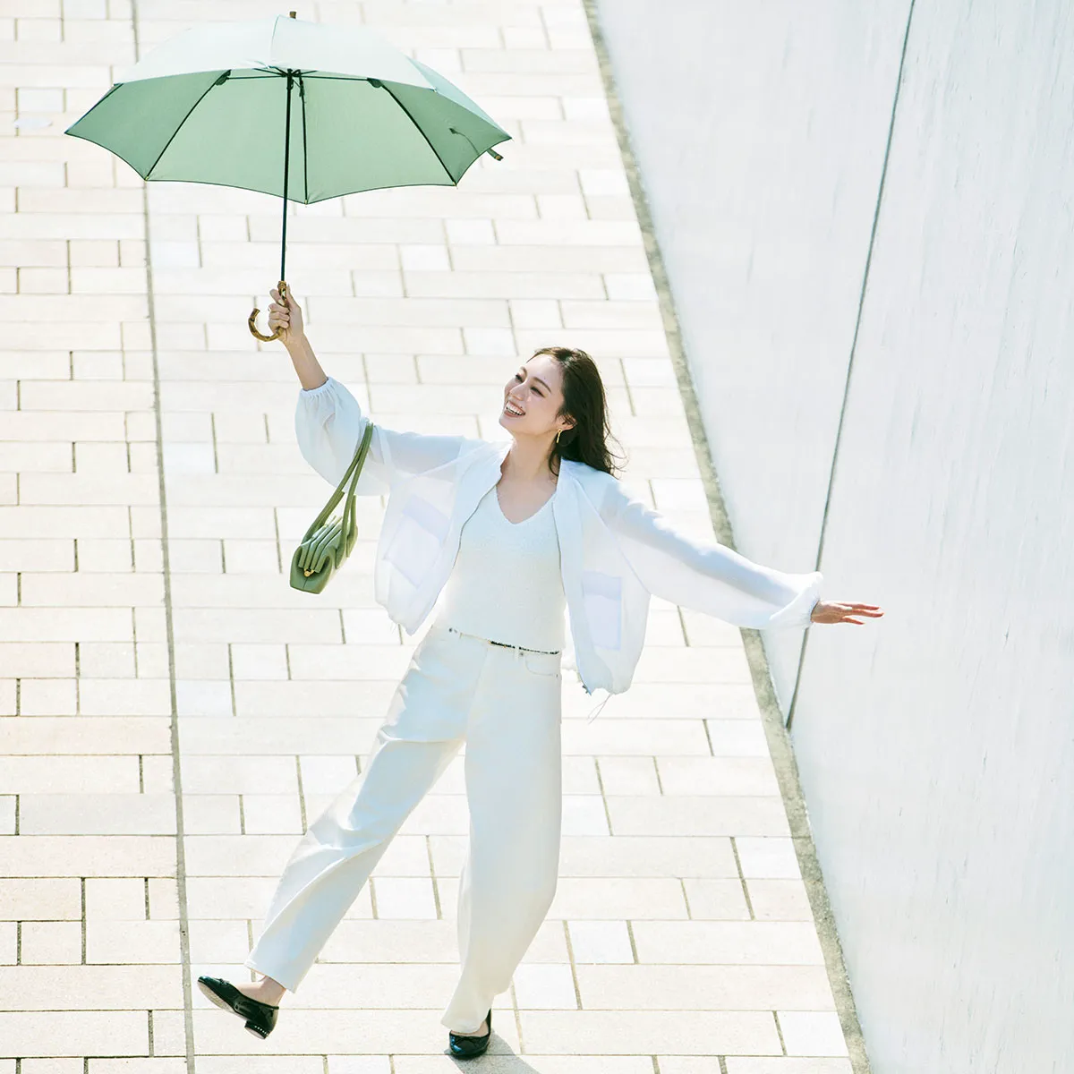 白ブルゾン×白トップス×白デニムの白コーデ