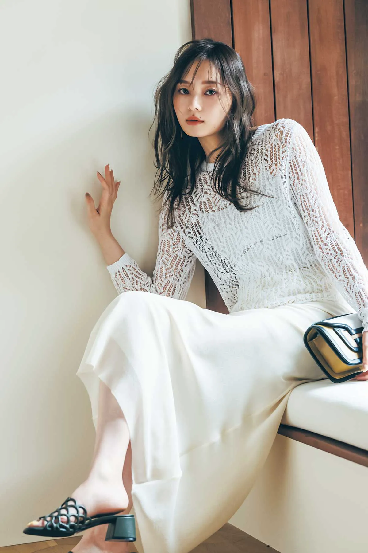 白ニット×白スカートの白コーデ