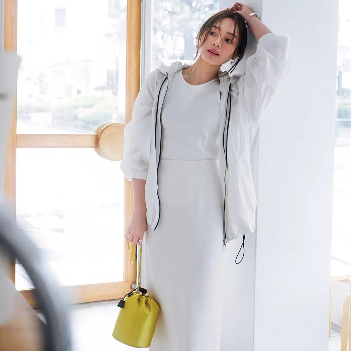 白ブルゾン×白ワンピースの白コーデ