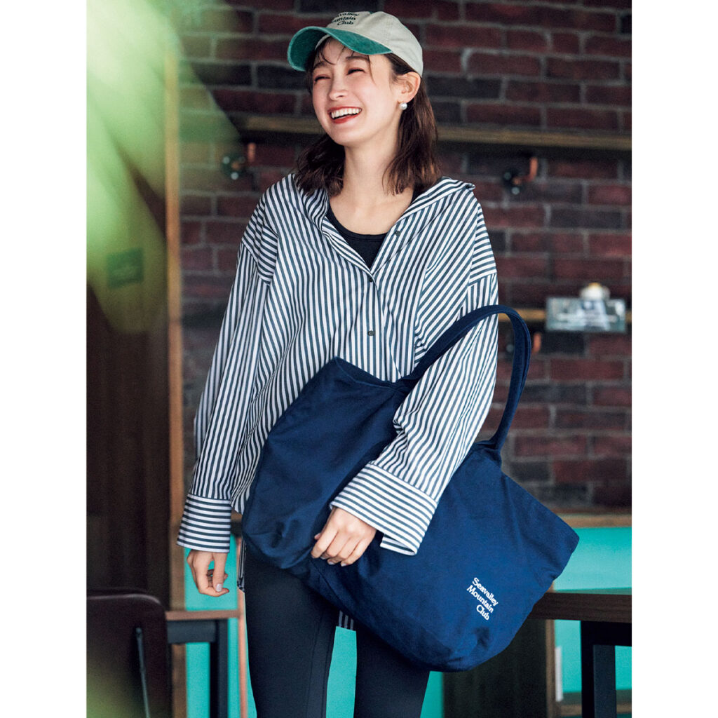 オーバーサイズシャツとレギンスにビッグトートのスポーティコーデ