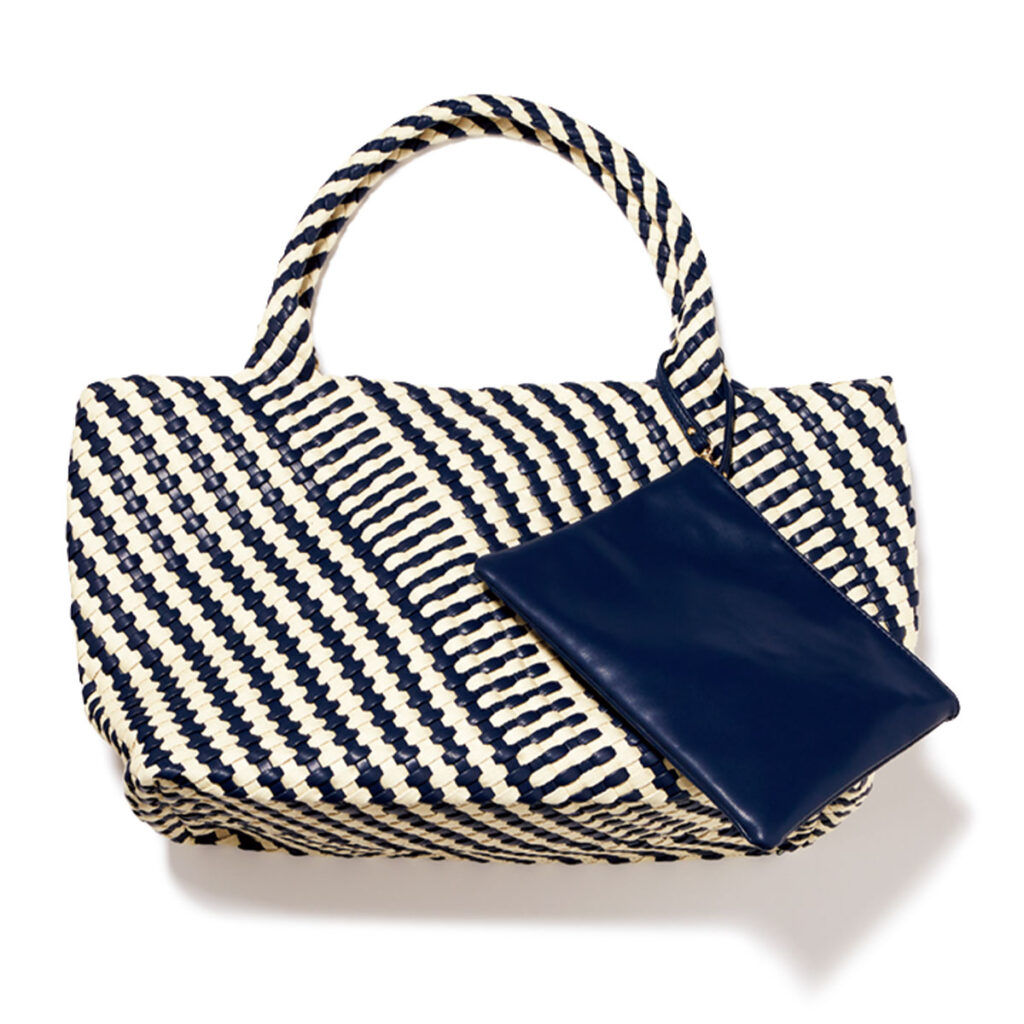 編み込みデザインの大きめバッグ