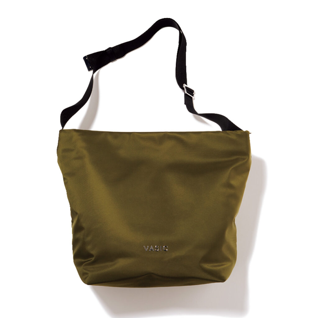 カーキのナイロンバッグ