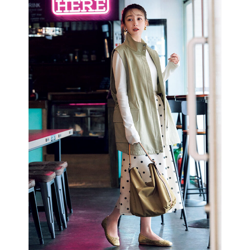 ドットスカートにカーキのベストのコーデ