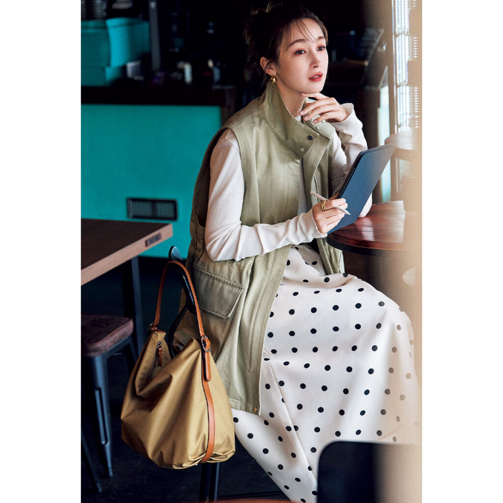 ドットスカートにカーキのベストのコーデ