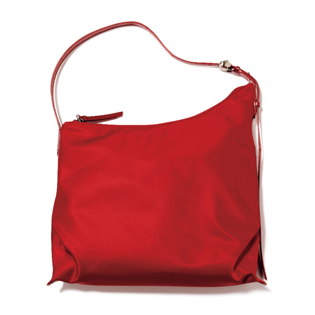 赤のアシンメトリーフォルムのバッグ