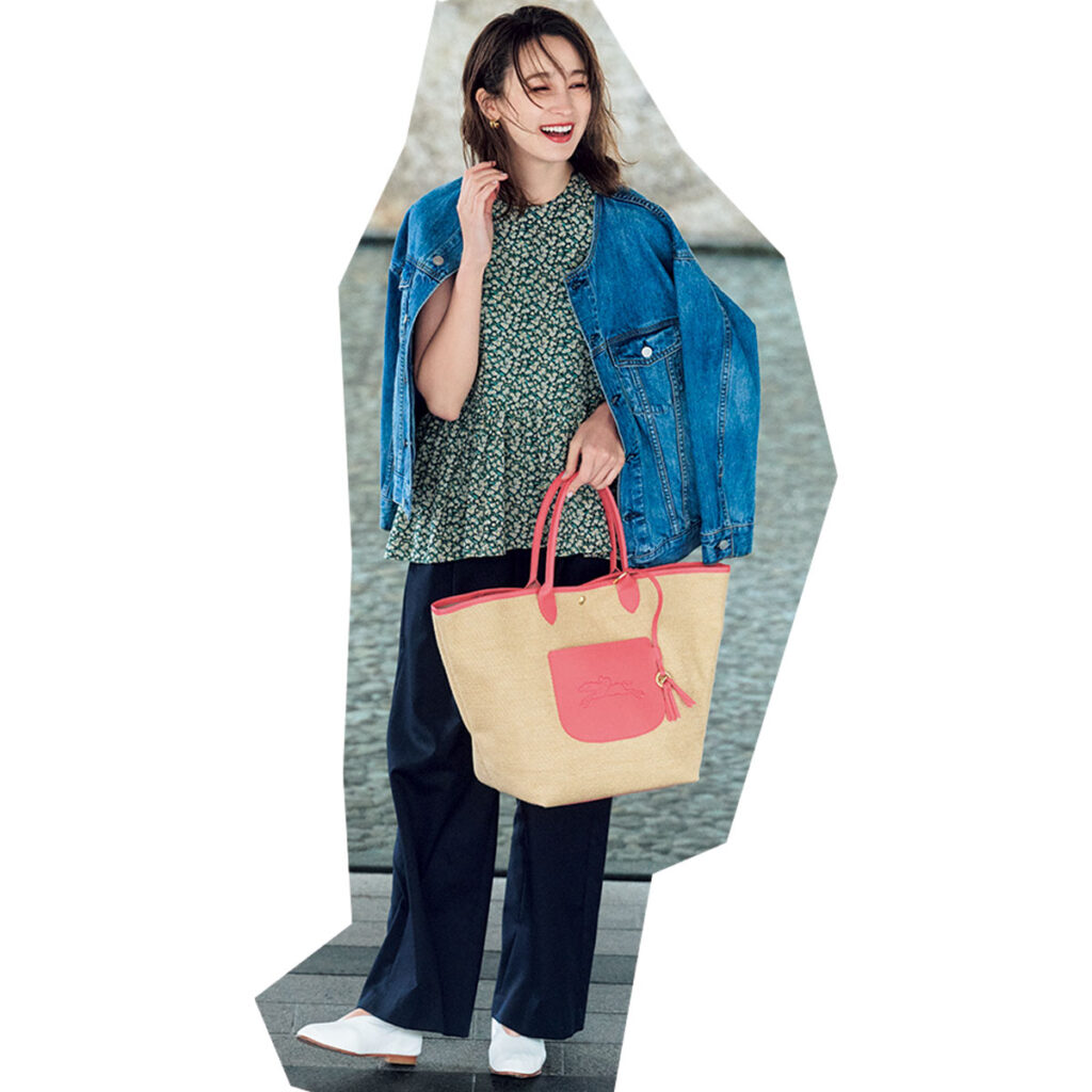 ブラウスとデニムジャケットにバケットバッグのコーデ