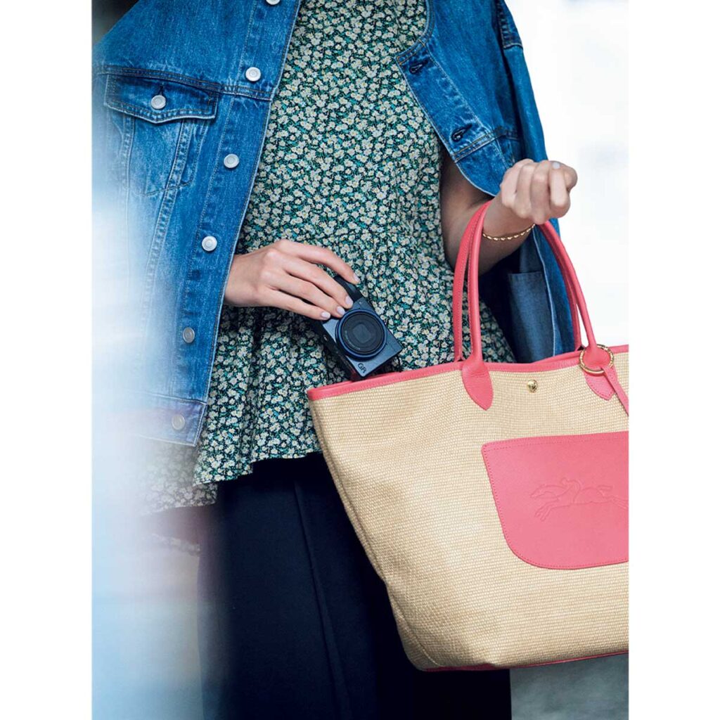 差し色ピンクのバケットバッグ