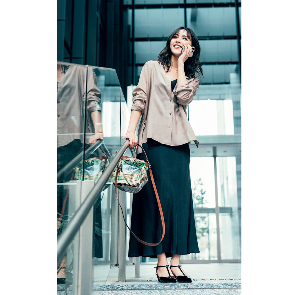 艶感シャツとフレアスカートのキレイめお仕事コーデ