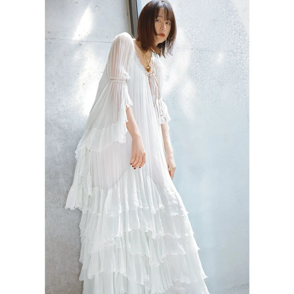 白のフリルドレスを主役にした白コーデ