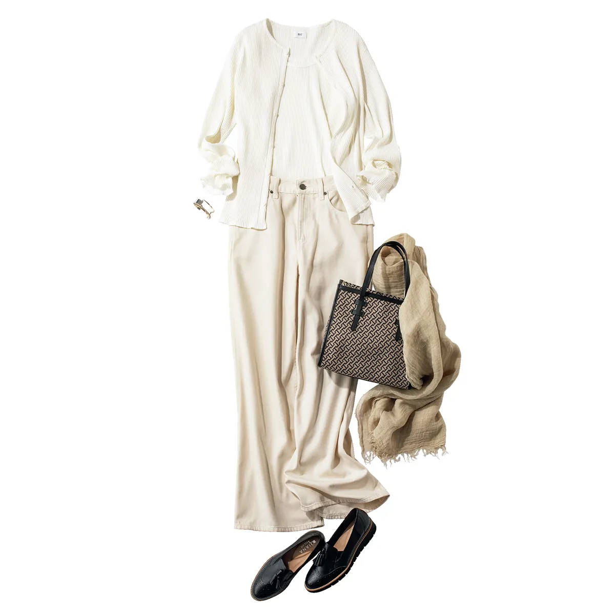 白のアンサンブル×白パンツの白コーデ