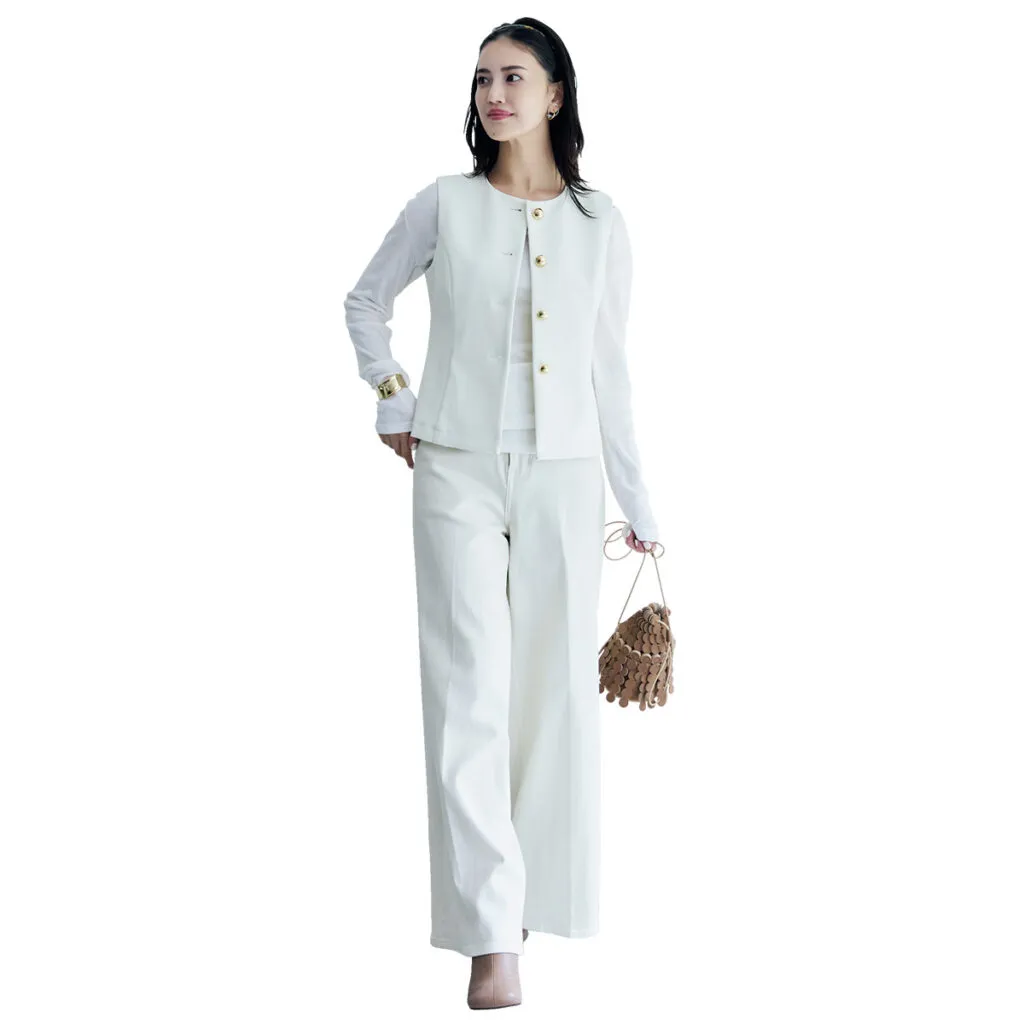 白の長袖Tシャツ×白ベスト×白パンツの白コーデ