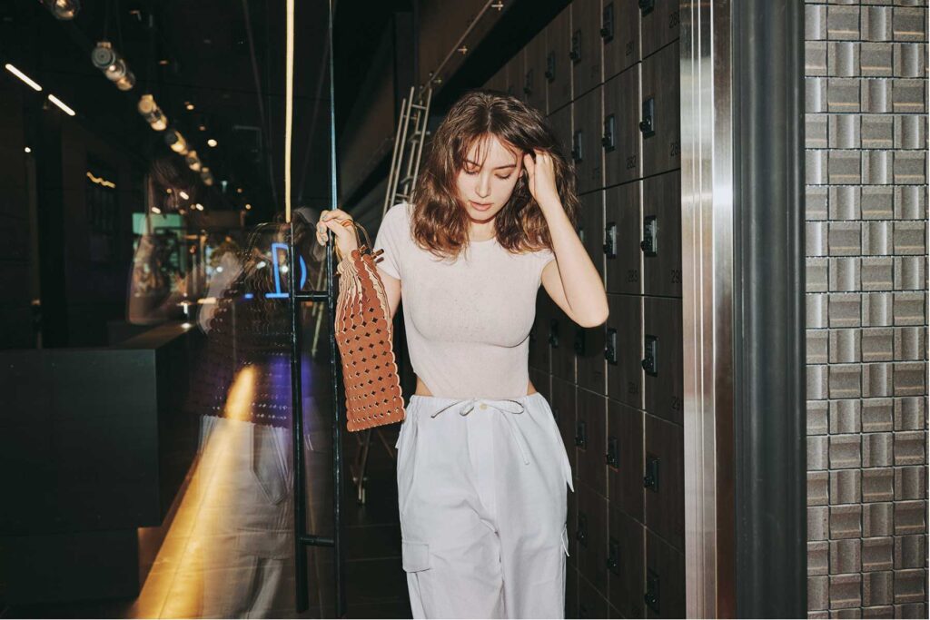 ボディスーツとローウエストボトムスのヘルシーコーデ