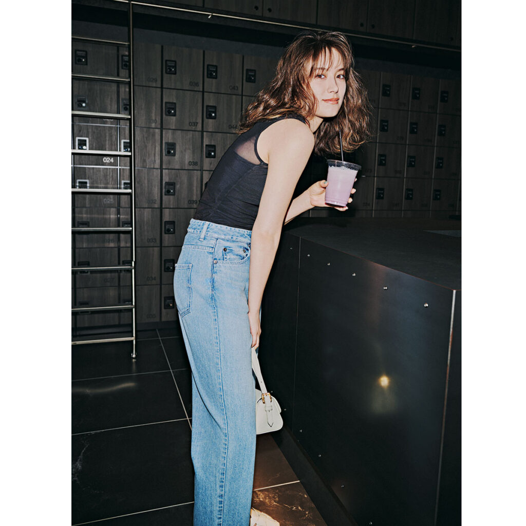 スポーツウェアとデニムのコーデ