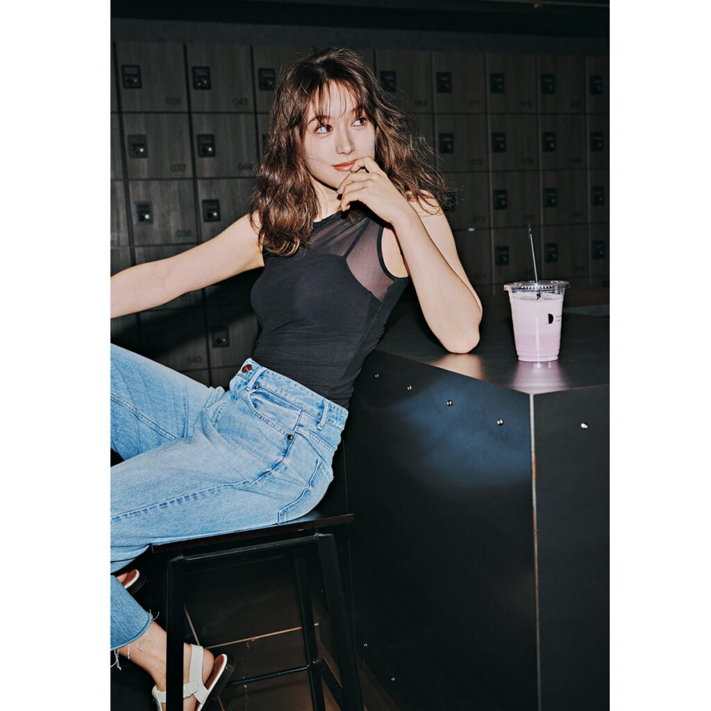 スポーツウェアとデニムのコーデ