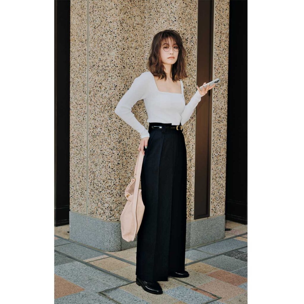 スクエアネックトップスとワイドパンツのコーデ