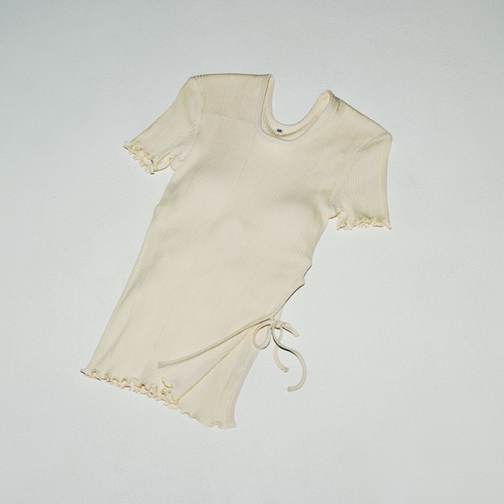 ジャージー素材×カップ付きのトップス