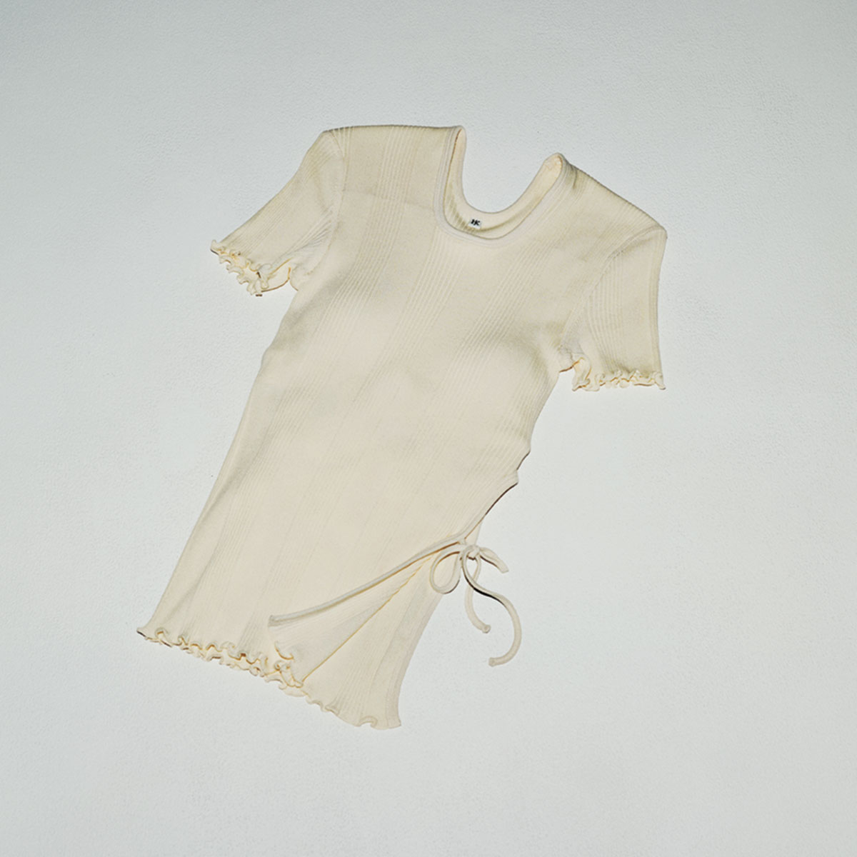 ジャージー素材×カップ付きのトップス