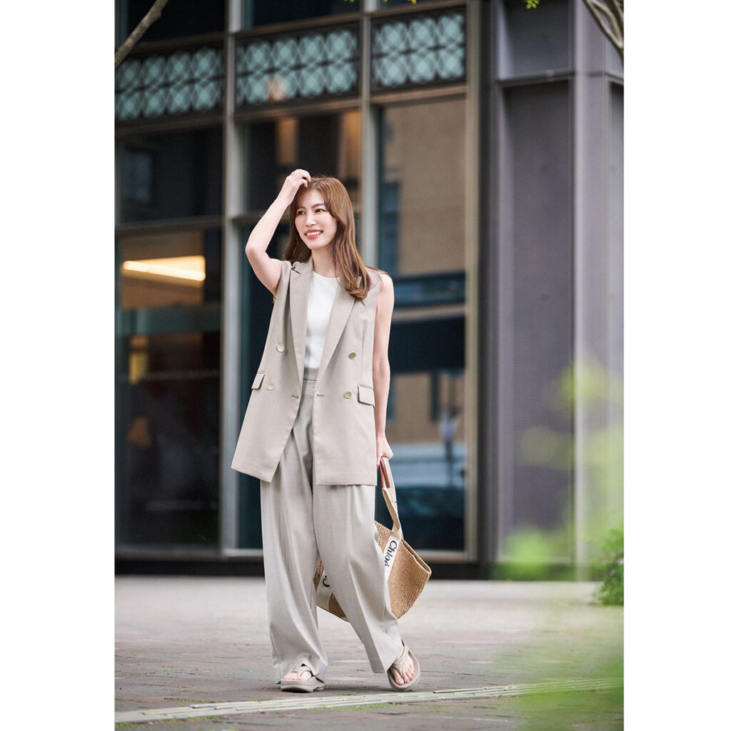 ジレとパンツのワントーンコーデにウーフォスの通勤コーデ