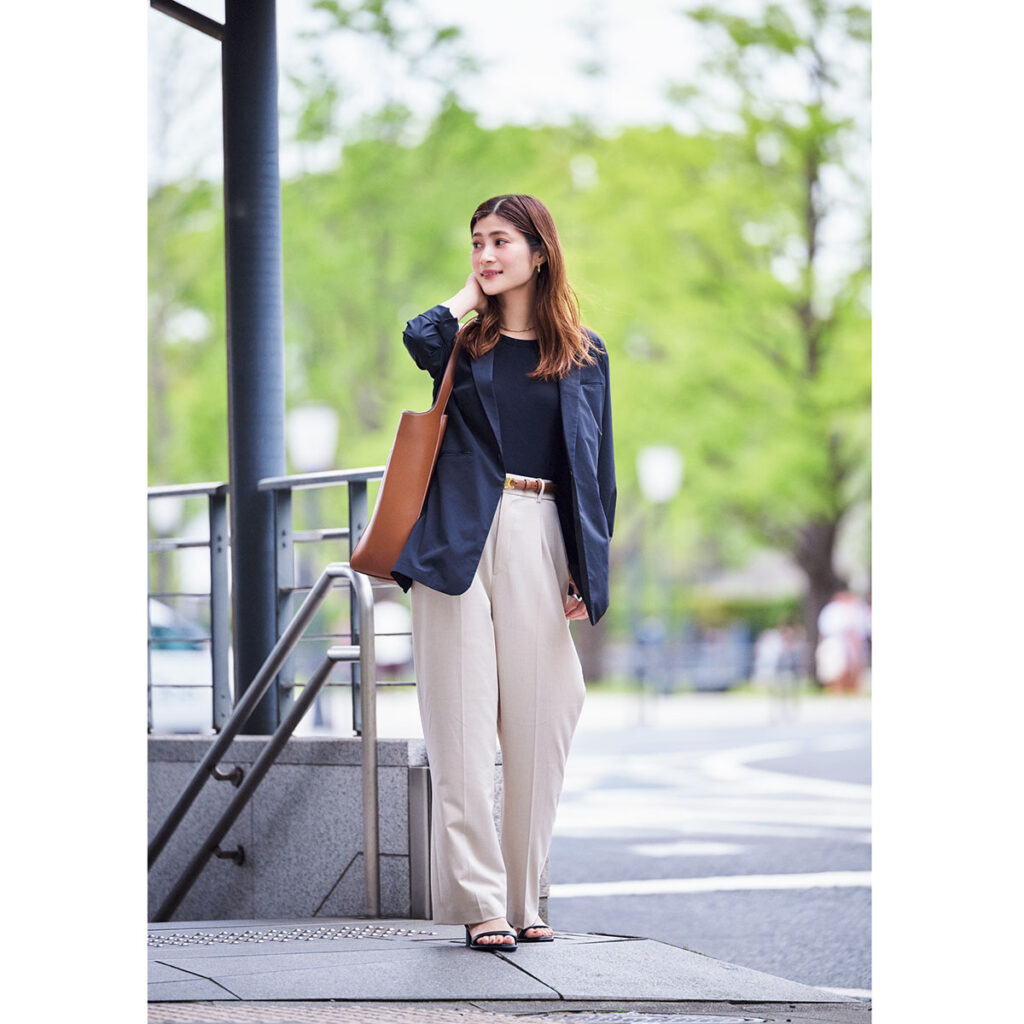 洗えるジャケットの通勤コーデ