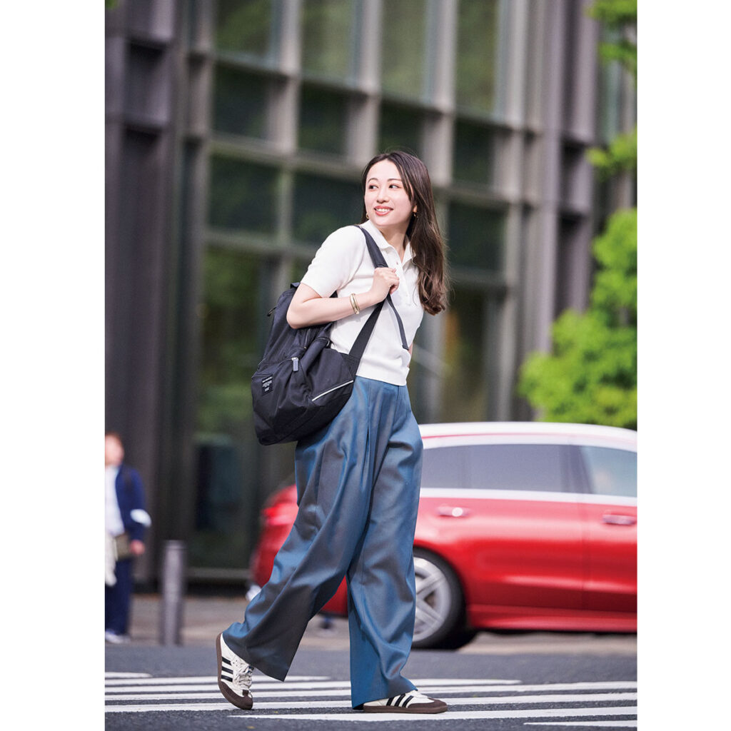 ユニクロのポロニットにカラーパンツの通勤コーデ