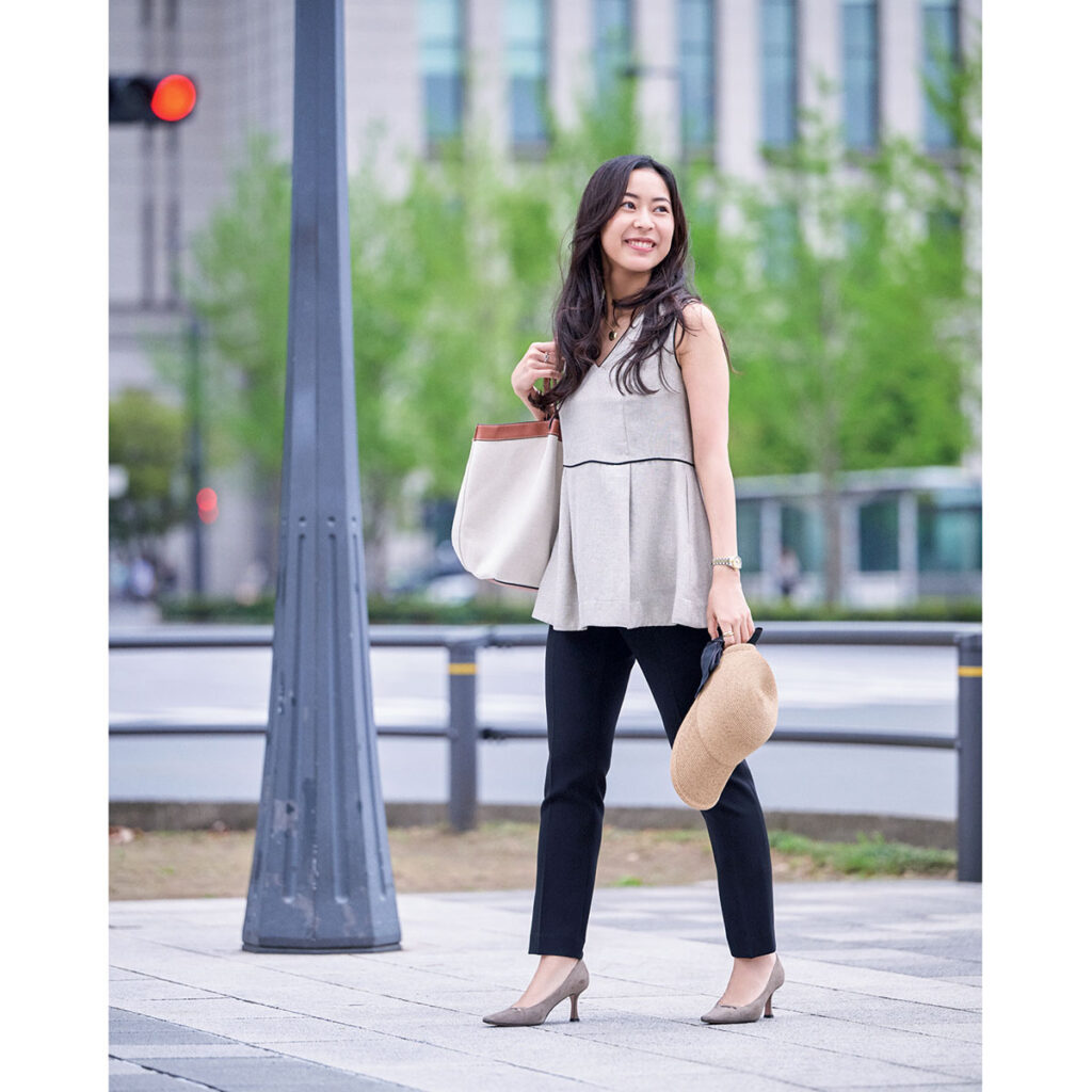 ノースリトップスとキレイめパンツの通勤コーデ