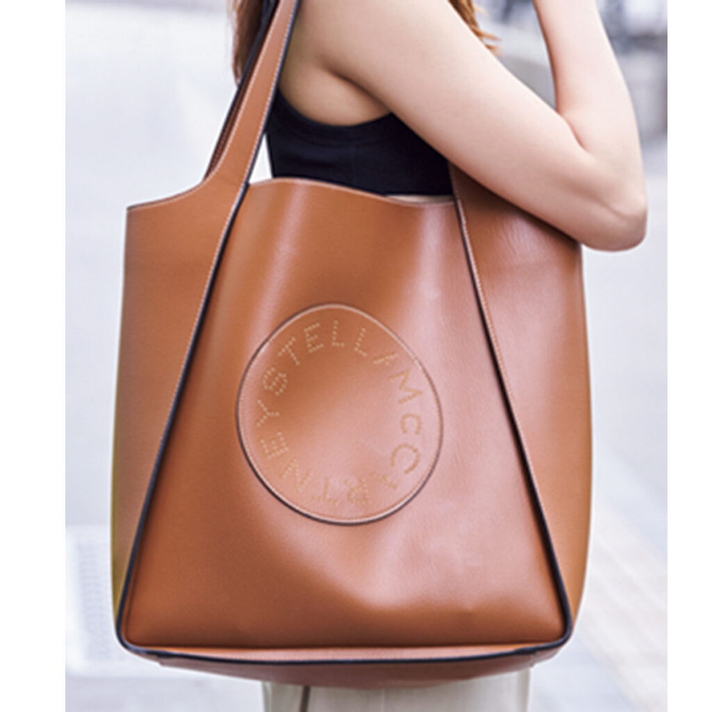 ブラウンカラーのトートバッグ