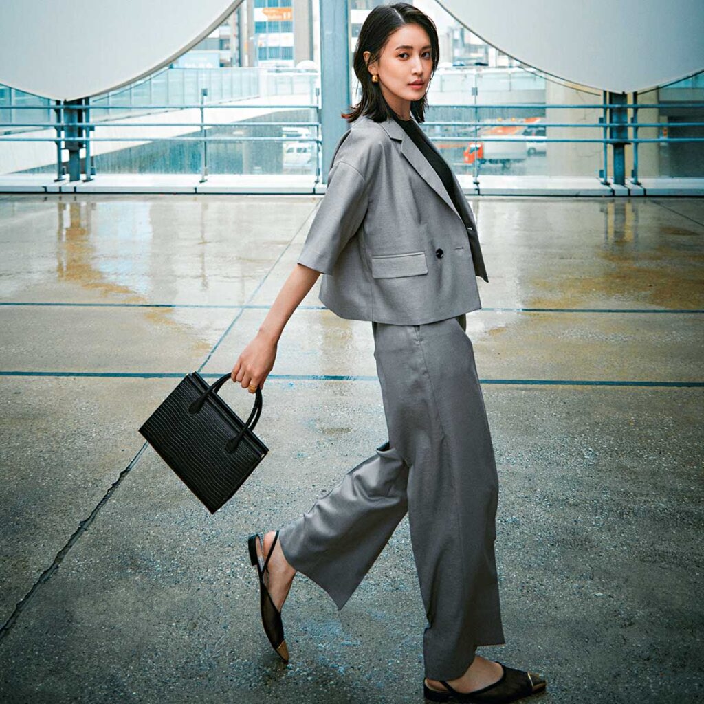 グレーの半袖ジャケパンコーデ