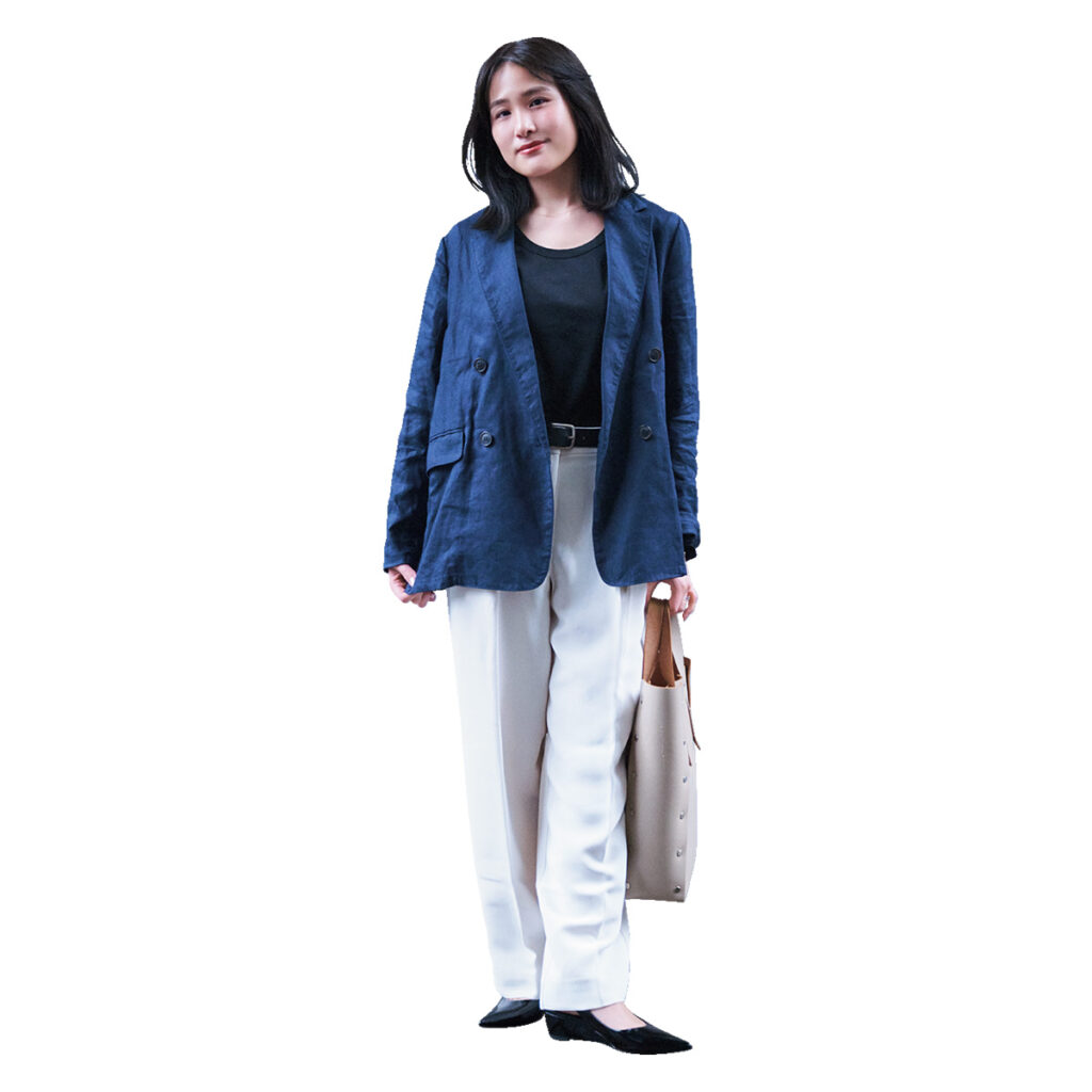 ネイビーのリネンジャケットと白パンツのコーデ