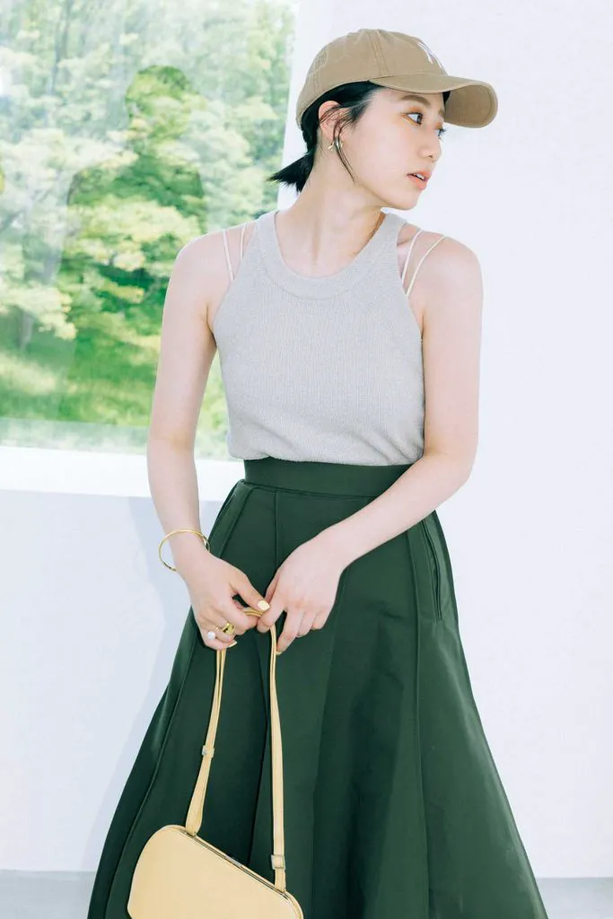 アメスリトップスに鮮やかなグリーンスカートを組合せた夏におすすめのレディースコーデ