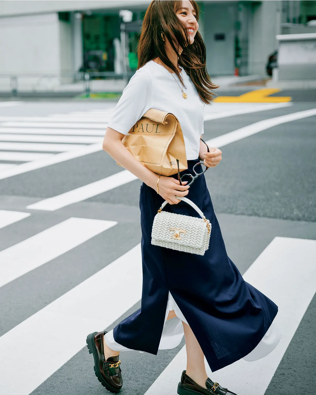 短丈Tシャツとペンシルスカートを組合せた夏におすすめのレディースコーデ