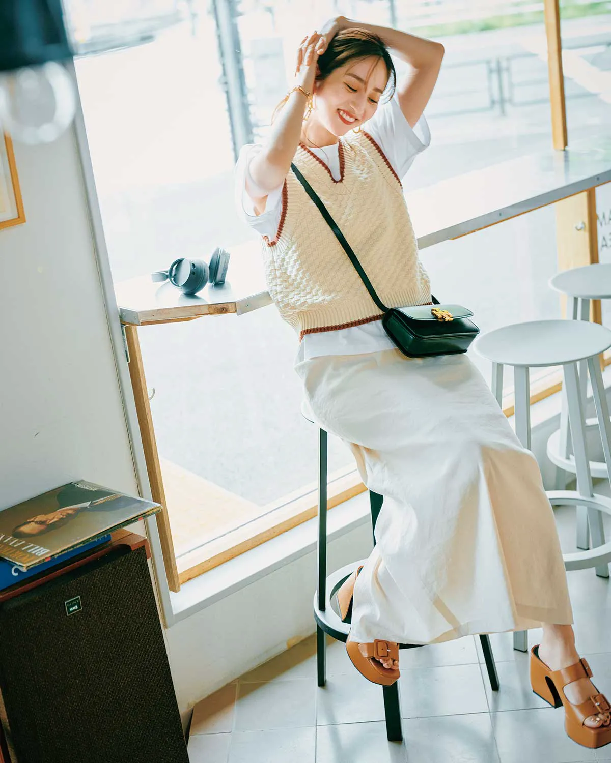 白Tシャツに同系色のタンクやベストを重ねた夏におすすめのレディースコーデ