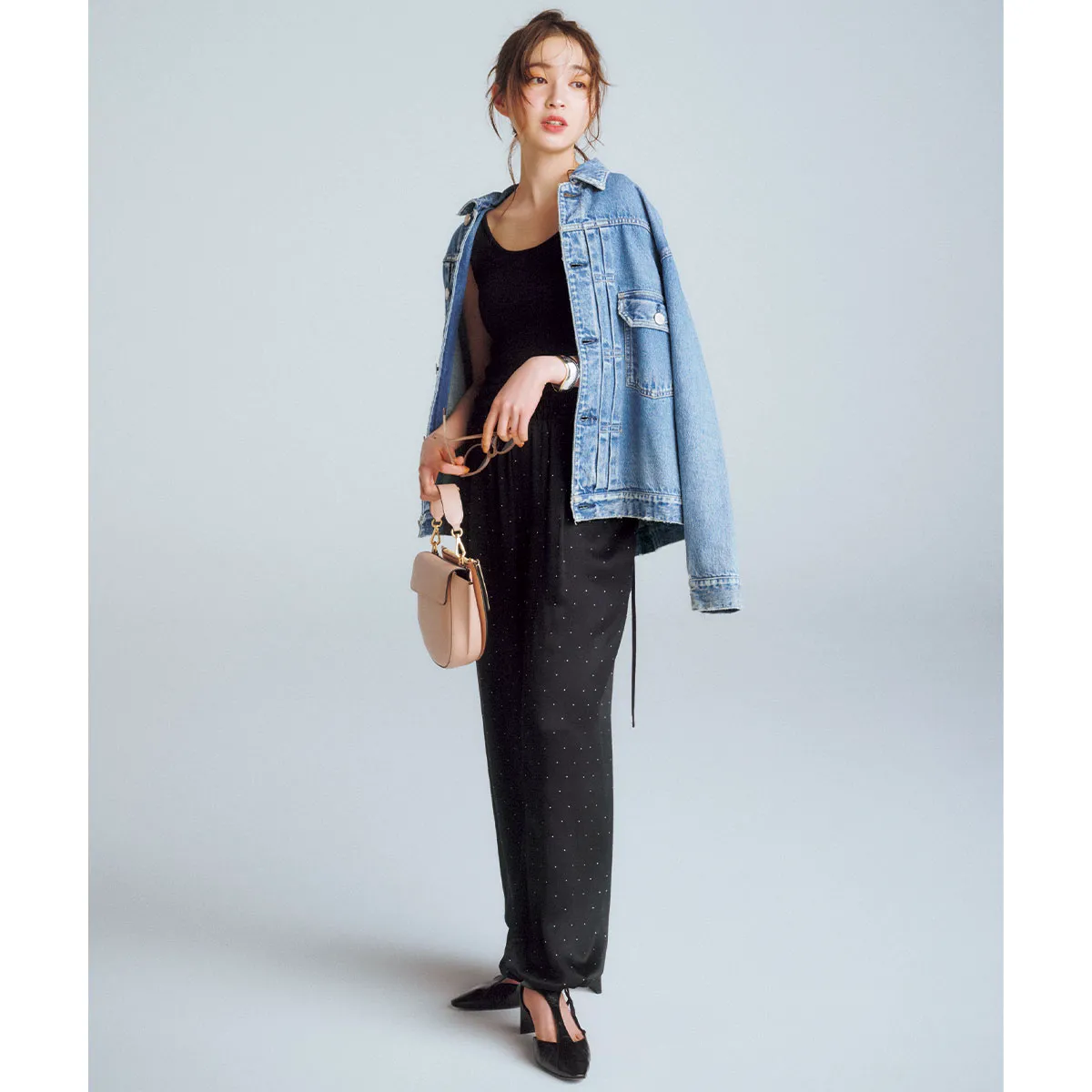 控えめなドット柄のパンツを使用した夏におすすめのレディースコーデ