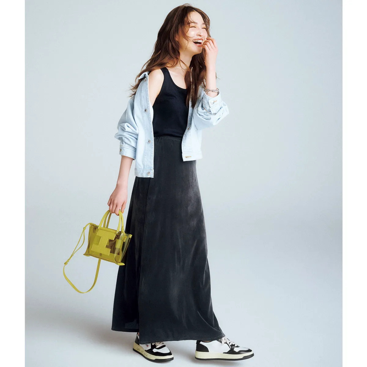 ベロア風のナロースカートを組合せた夏におすすめのレディースコーデ