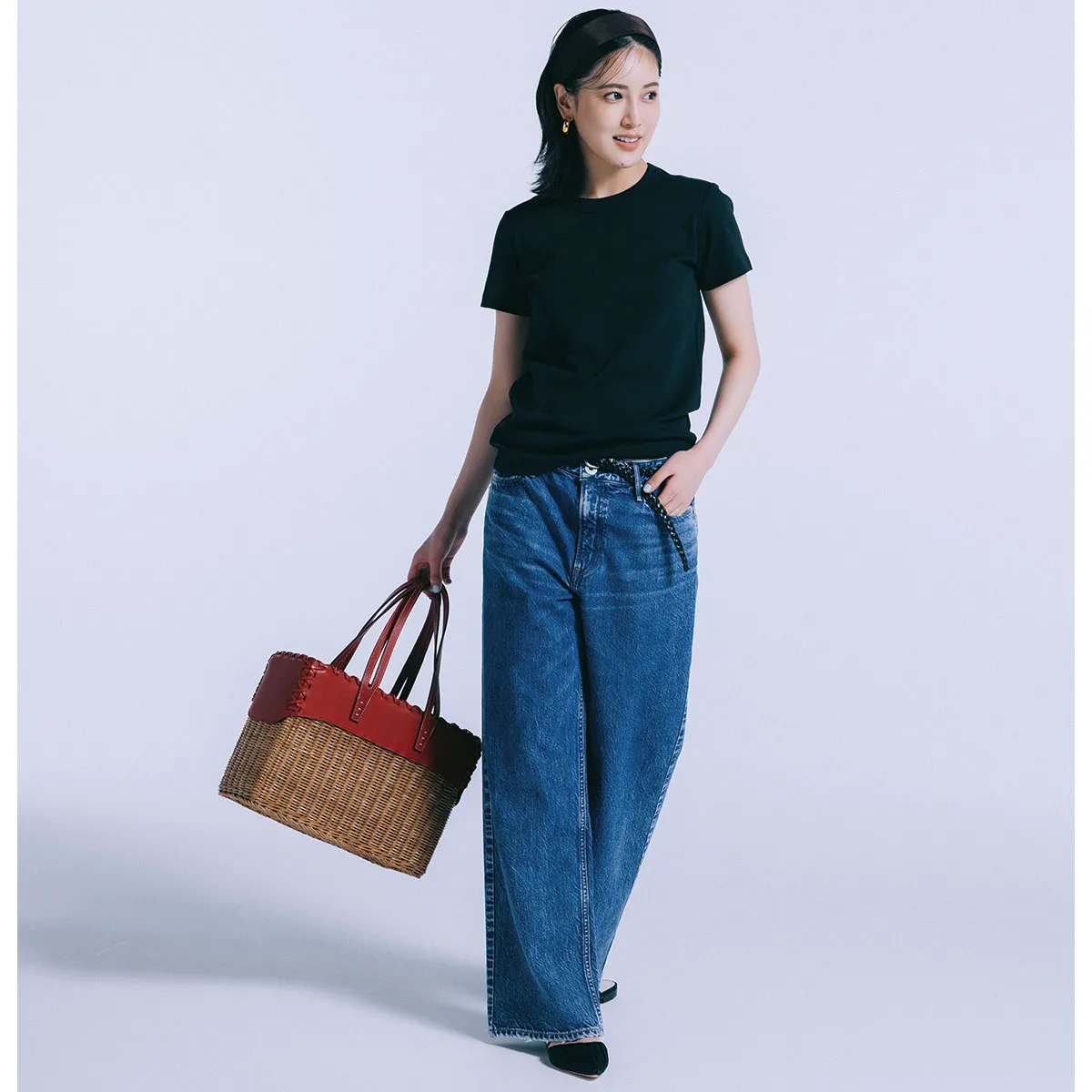 シックな黒Tシャツにカジュアルなベーシックなデニムパンツを合わせた夏におすすめのレディースコーデ