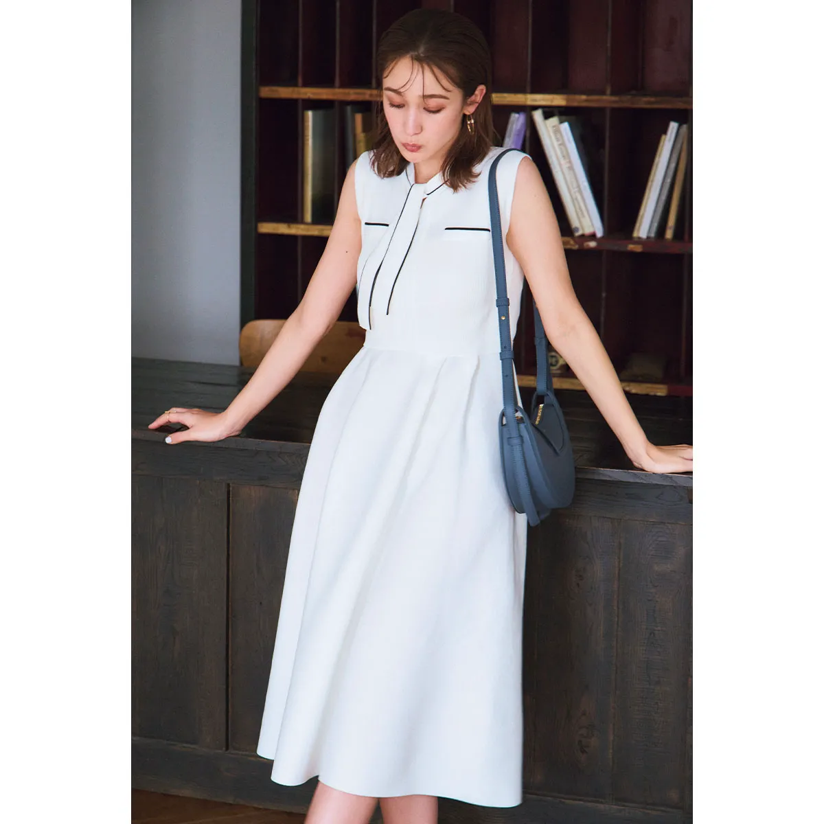ボウタイデザインが上品なワンピースを使った夏におすすめのレディースコーデ