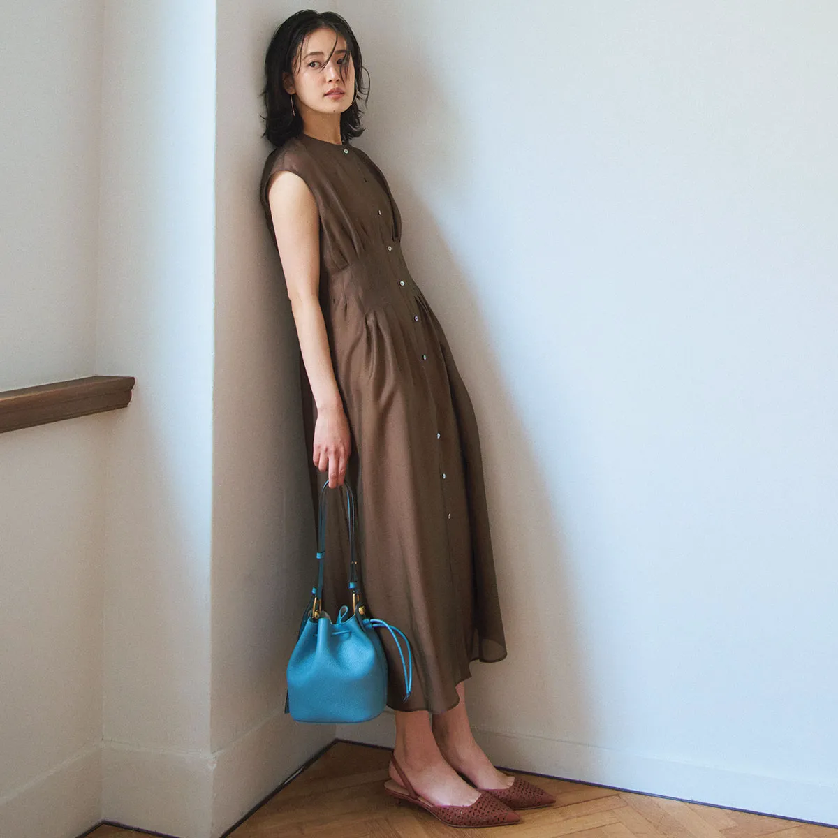 ポリエステルオーガンジー素材を使ったワンピースを合わせた夏におすすめのレディースコーデ