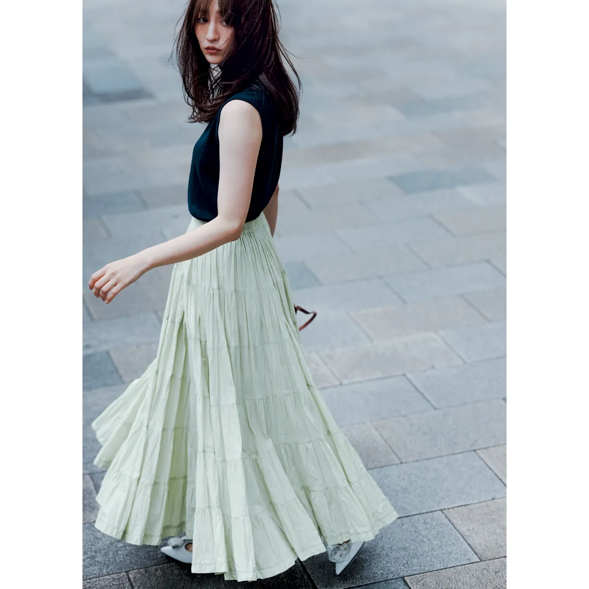 ライトグリーンのロングスカートを使った夏におすすめのレディースコーデ